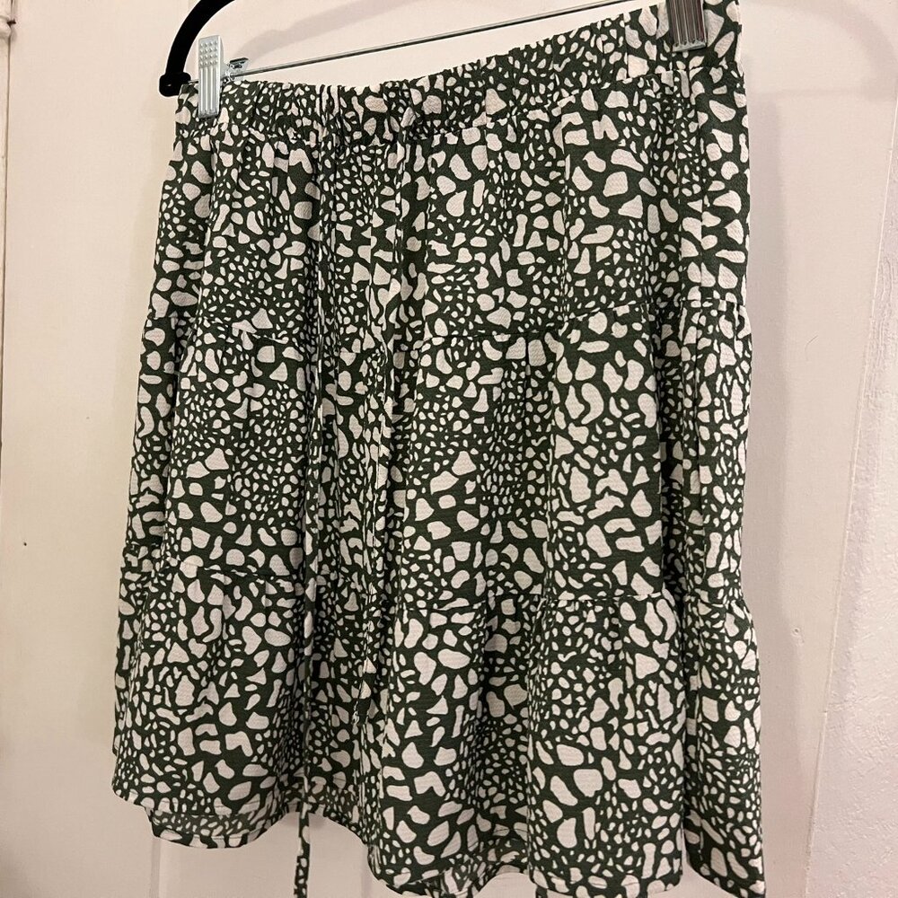 Vero Moda - Green and White Patterned Skirt, Size Medium